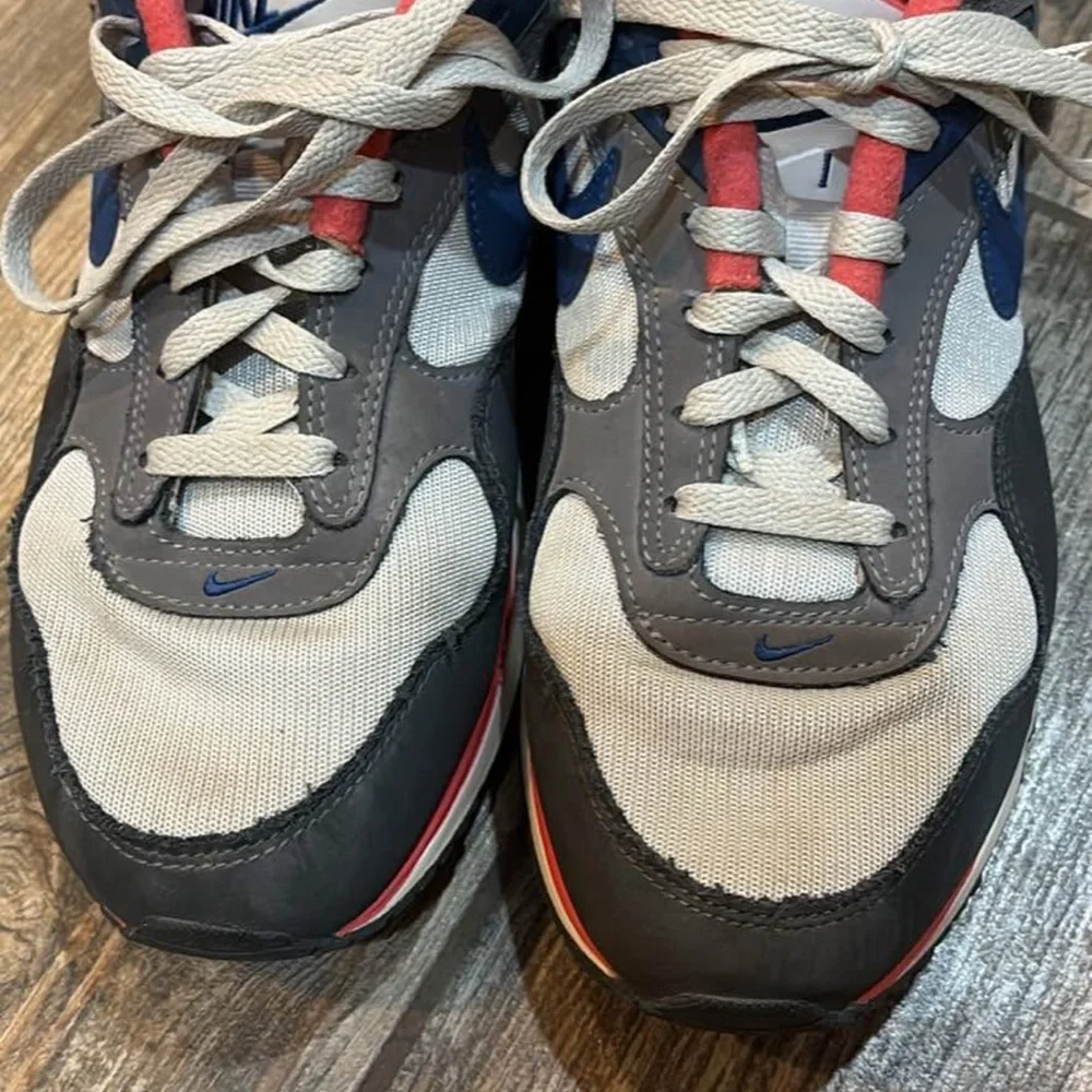 Nike Sneakers with Red and Blue Highlights Size 11 - Picture 3 of 5